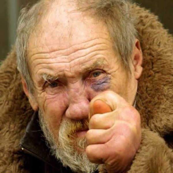 Дед показывает фигу