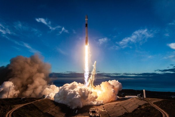 Взлет ракеты SPACEX
