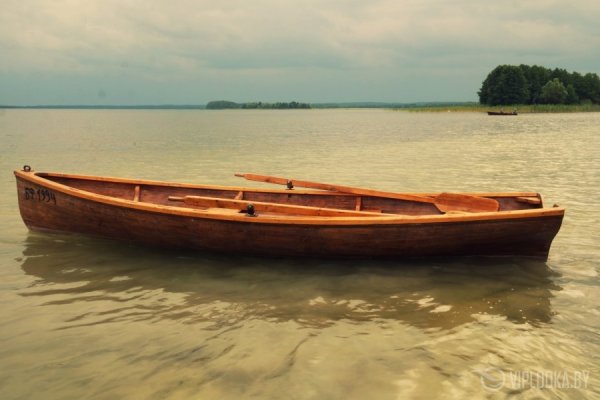 Лодка деревянная на воде