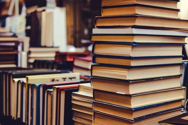Стопка книг в библиотеке