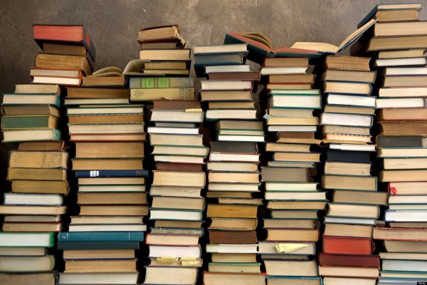 Стопка книг в библиотеке