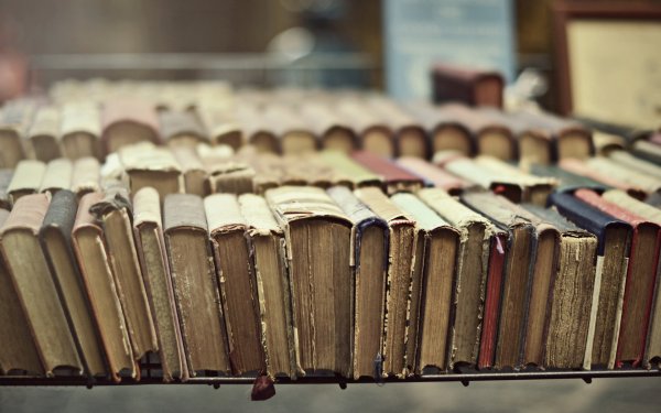 Много старых книг