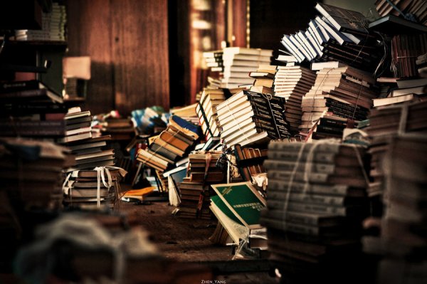 Стол заваленный книгами