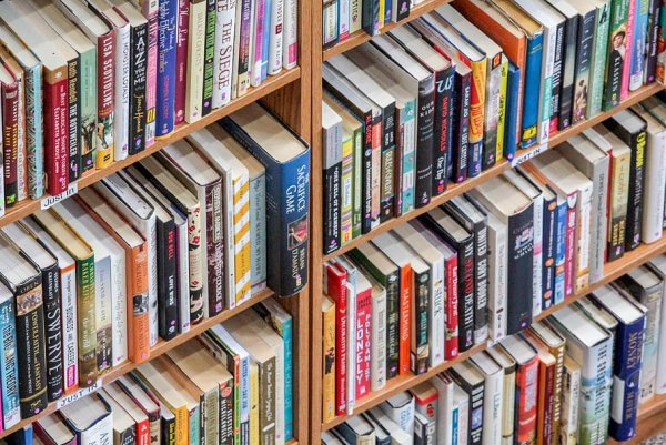 Полка с книгами в библиотеке