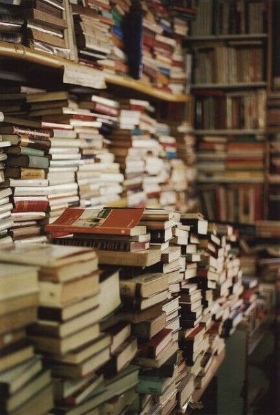 Библиотека с кучей книг