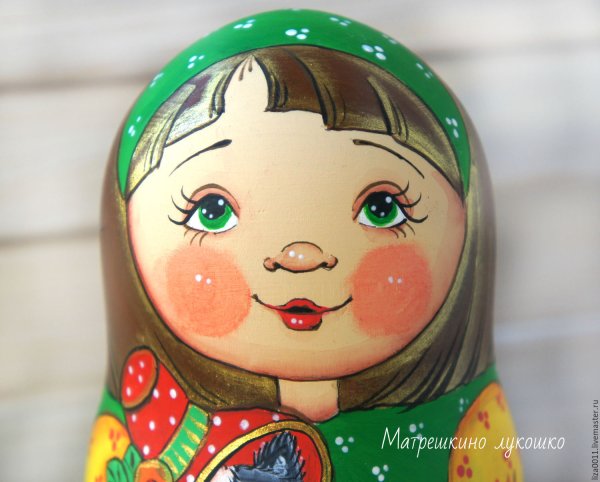 Девочка с матрешками