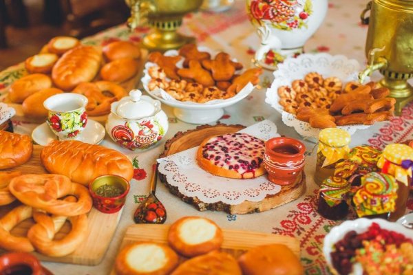 Праздничный стол с пирогами