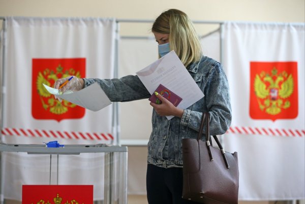 Голосует на выборах