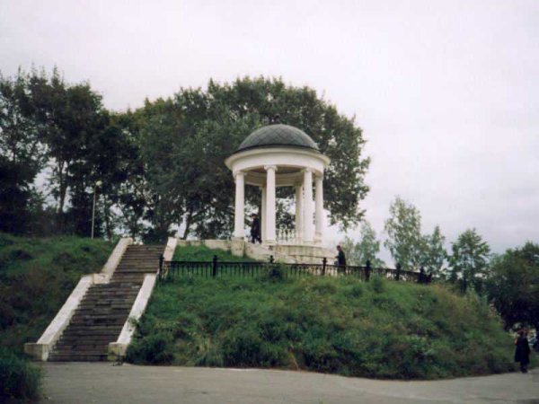 Аллея у беседки Островского в Костроме