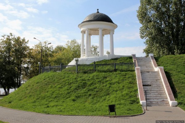 Беседка Островского на набережной в Костроме