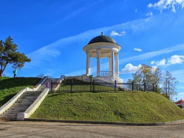 Беседка Островского на набережной в Костроме