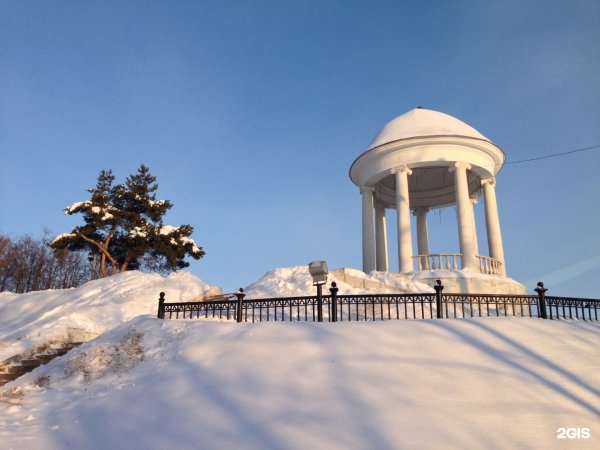 Беседка Островского в Костроме весной