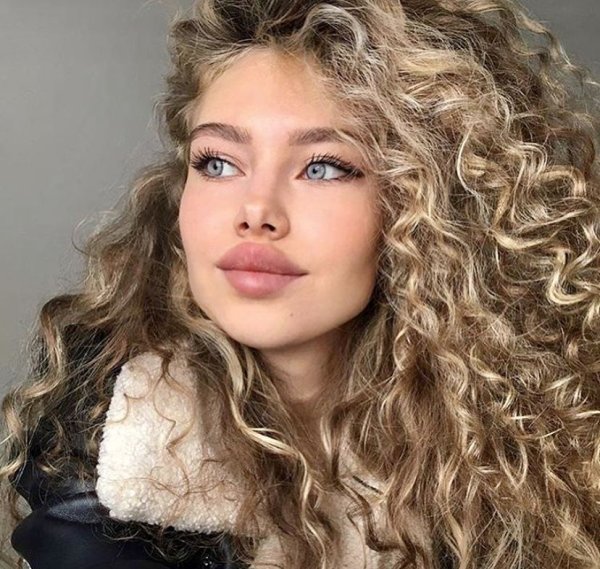 Натали Литвинова с кудрями