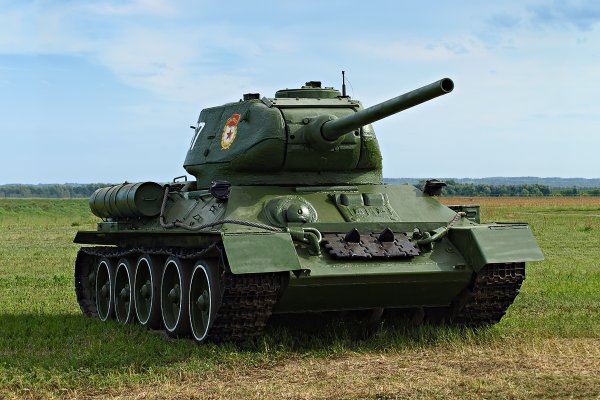 Танк т34 в поле