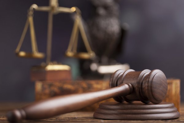 Суд на прозрачном фоне