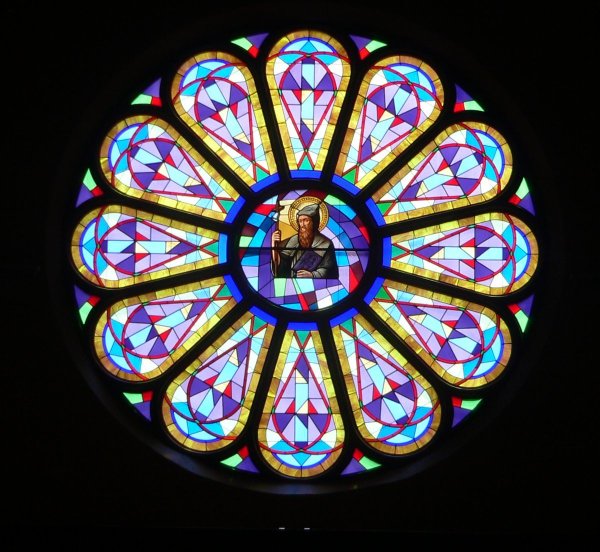 Витраж роза в готическом соборе