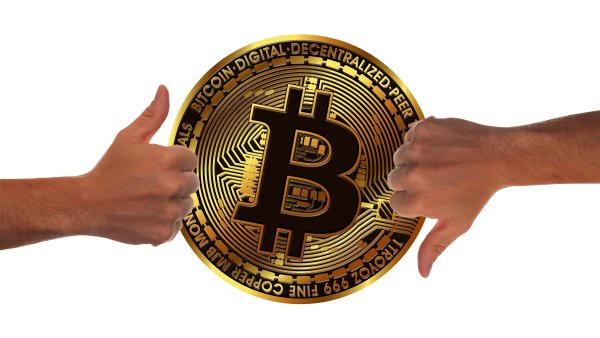Биткоин на прозрачном фоне