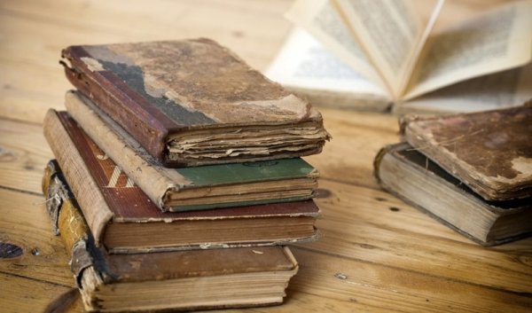 Старая потрепанная книжка