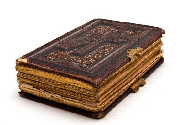 Старая книга на прозрачном фоне