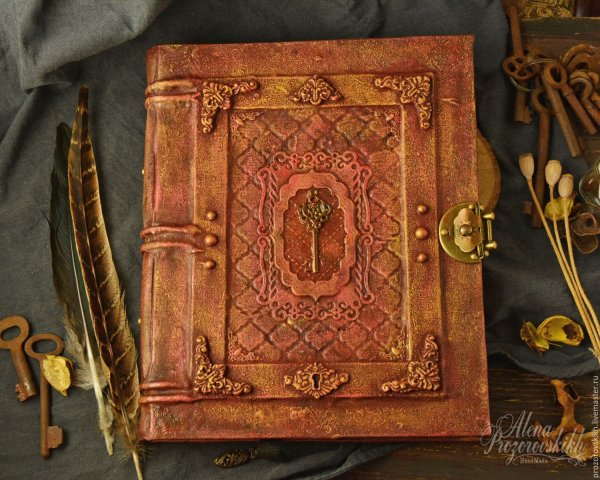 Старинные книги и свитки