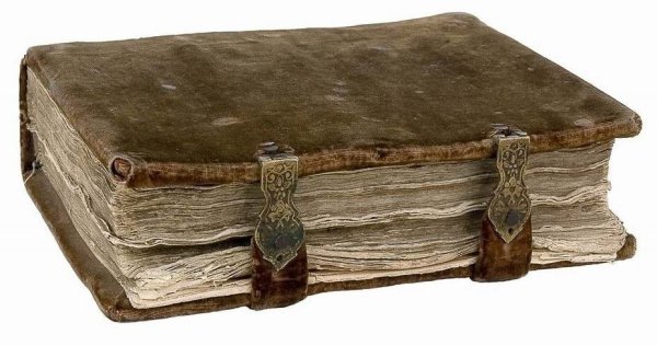 Старая книга на белом фоне