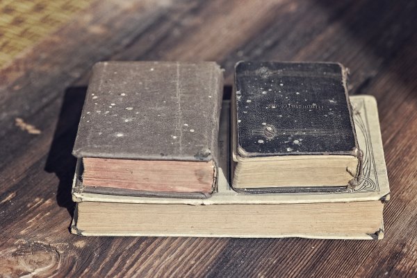 Старая книга на прозрачном фоне
