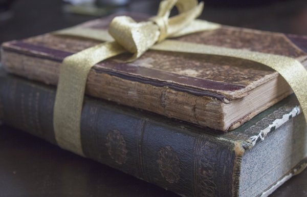 Много старых книг