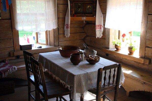 Стол в деревенском доме