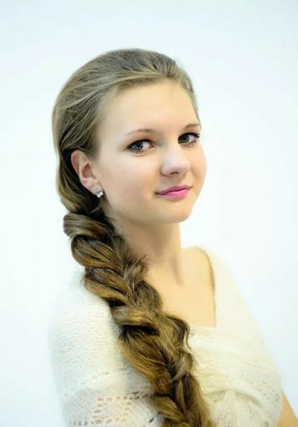 Девушка с длинной косой