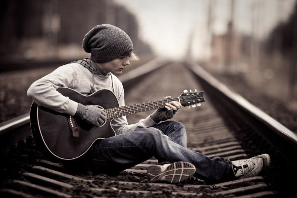 Одинокий человек с гитарой