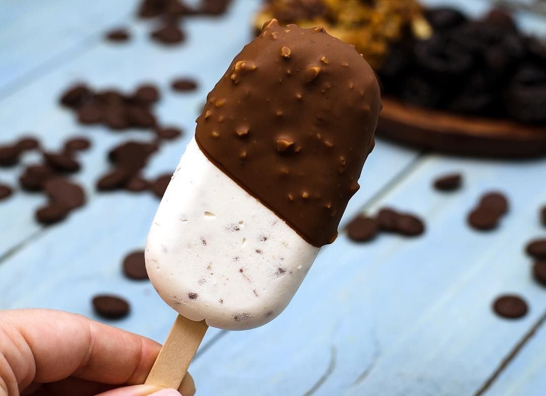 Как сделать эскимо. Мороженое эскимо на палочке пломбир. Мороженое эскимо в шоколаде на палочке. Мороженое на палочке в шоколаде. Пломбир в шоколаде на палочке.