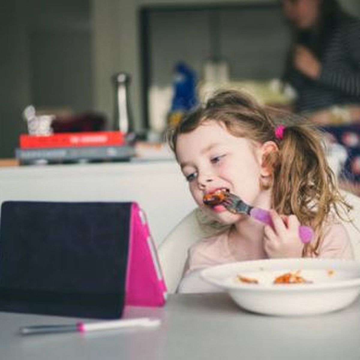 Ребенок без телевизора. Дети за столом. Еда для детей. Дети еда за компьютером. Дети за едой.