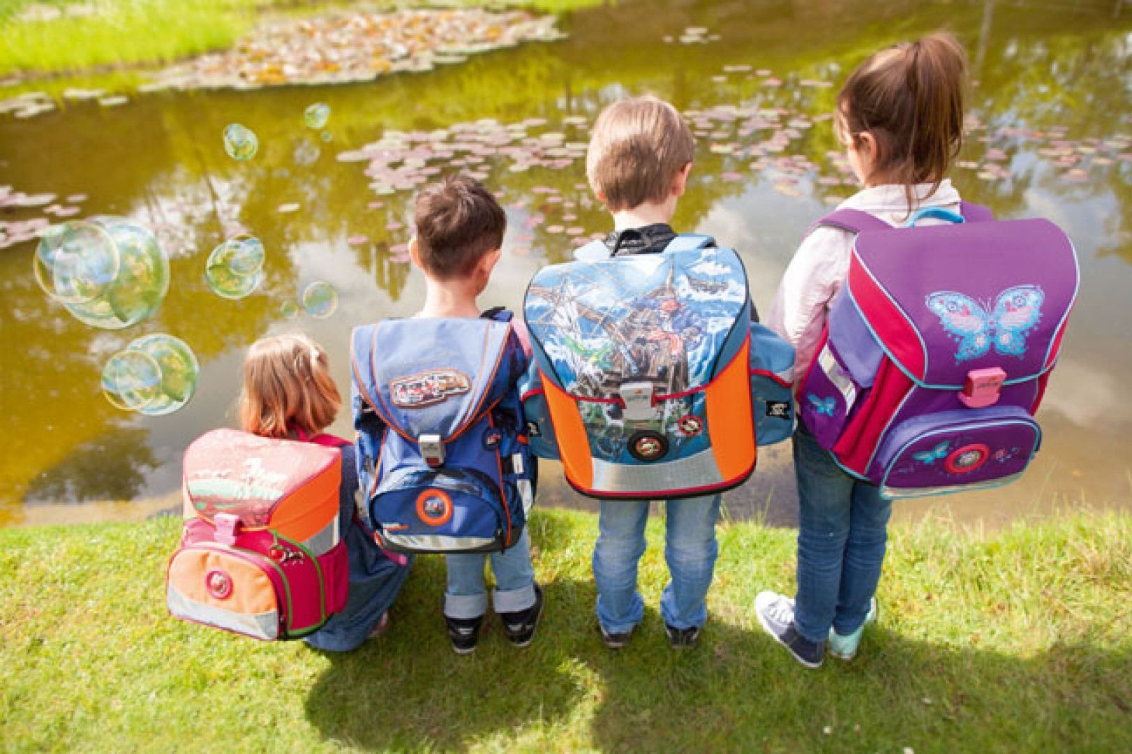 Выбор школы для ребенка. Школьник с рюкзаком. Ранец для первоклассника. Рюкзак для первоклассника. Школьник с портфелем.