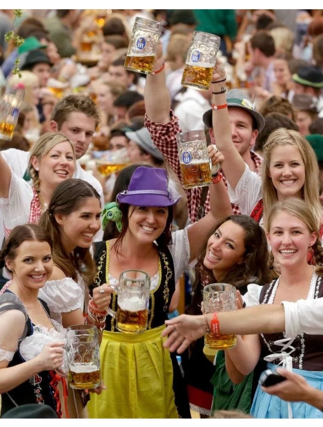 Октоберфест сколько пивоварен участвует в празднике. Фестиваль Октоберфест в Германии. Пивной фестиваль Октоберфест. Октоберфест в Мюнхене.