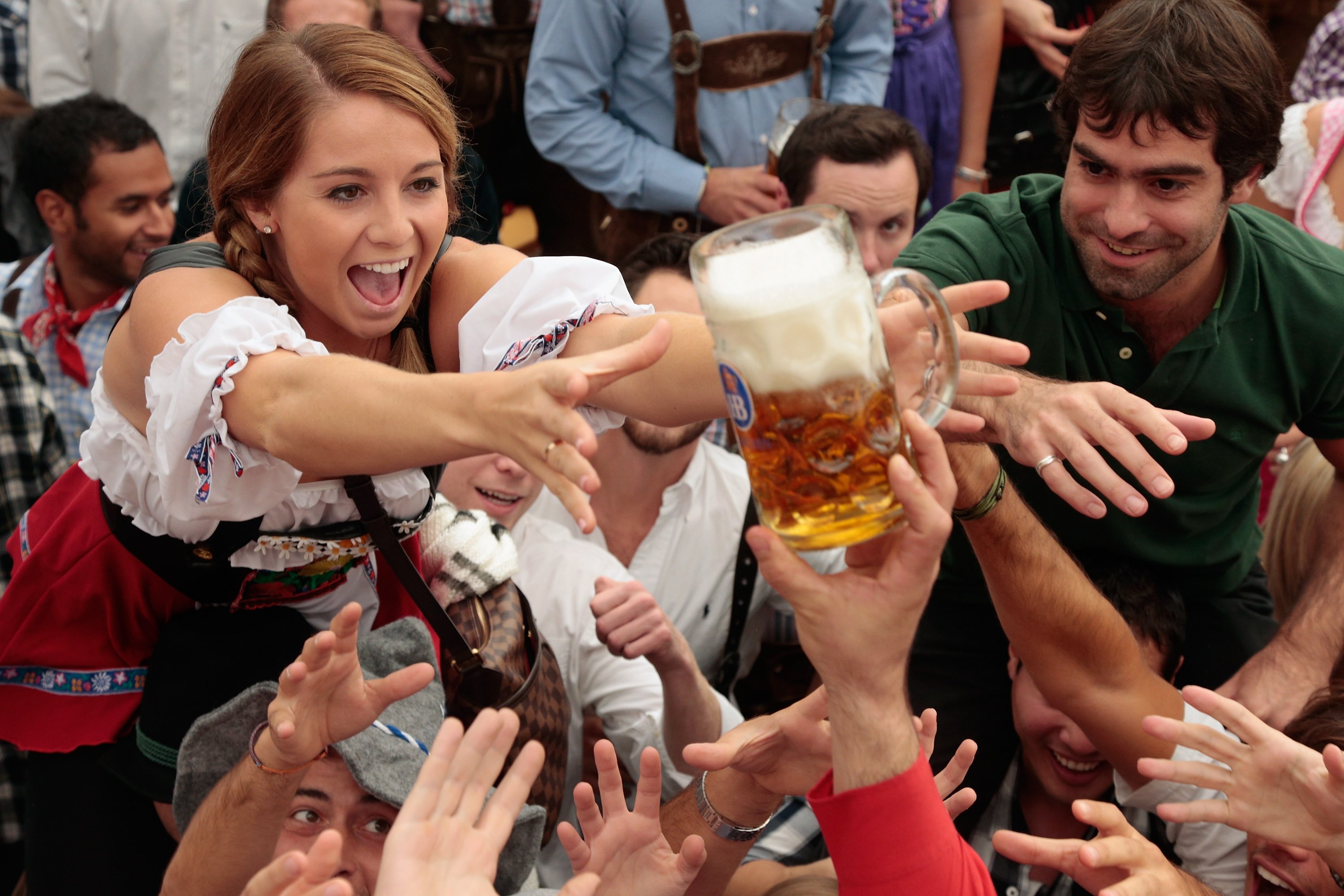Сегодня пить пиво. Мюнхен Октоберфест 2022. Пивной фестиваль в Германии Октоберфест. Октоберфест 2022 большой бокал.