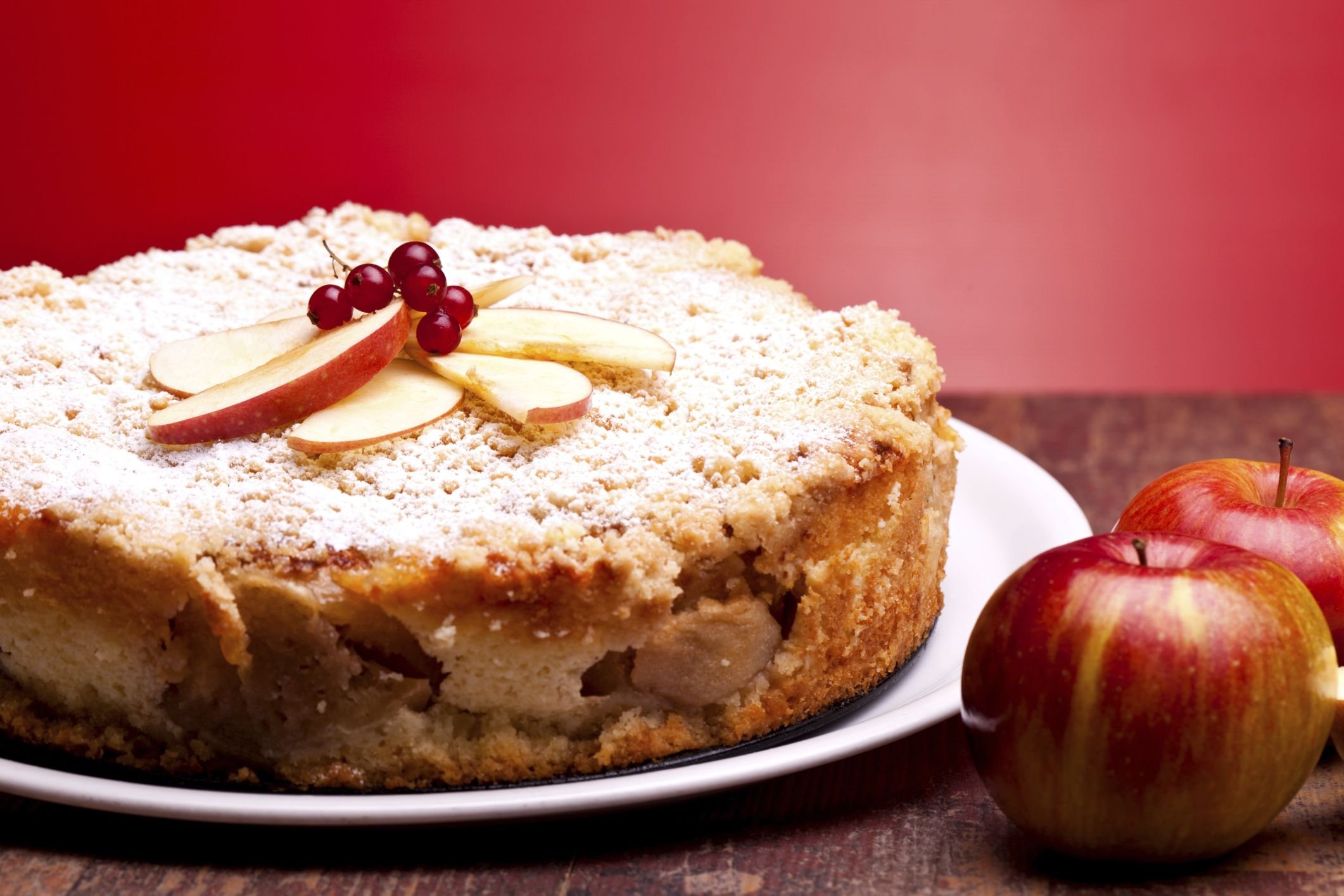 Овсяно яблочный пирог. Творожная шарлотка. Шарлотка с творогом и яблоками. Пирог с яблоками и изюмом. Творожная запеканка с яблоками.
