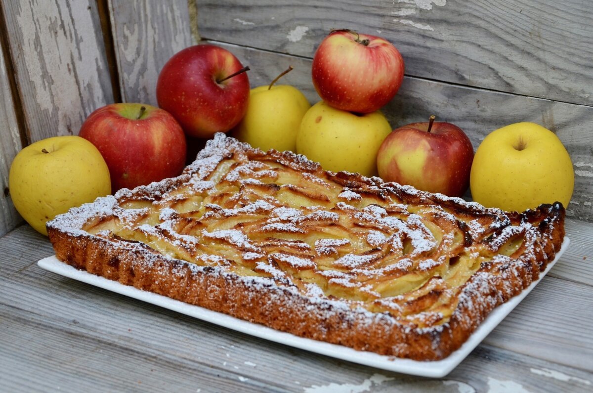 Ела вкусные яблоки. Яблочный пирог. Большой яблочный пирог. Пирог из яблок. Пирог шарлотка с яблоками.