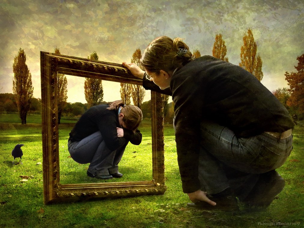 Несчастье ваш. Отражение в зеркале. Взгляд на себя со стороны. Сожаление о прошлом. Отражение человека.