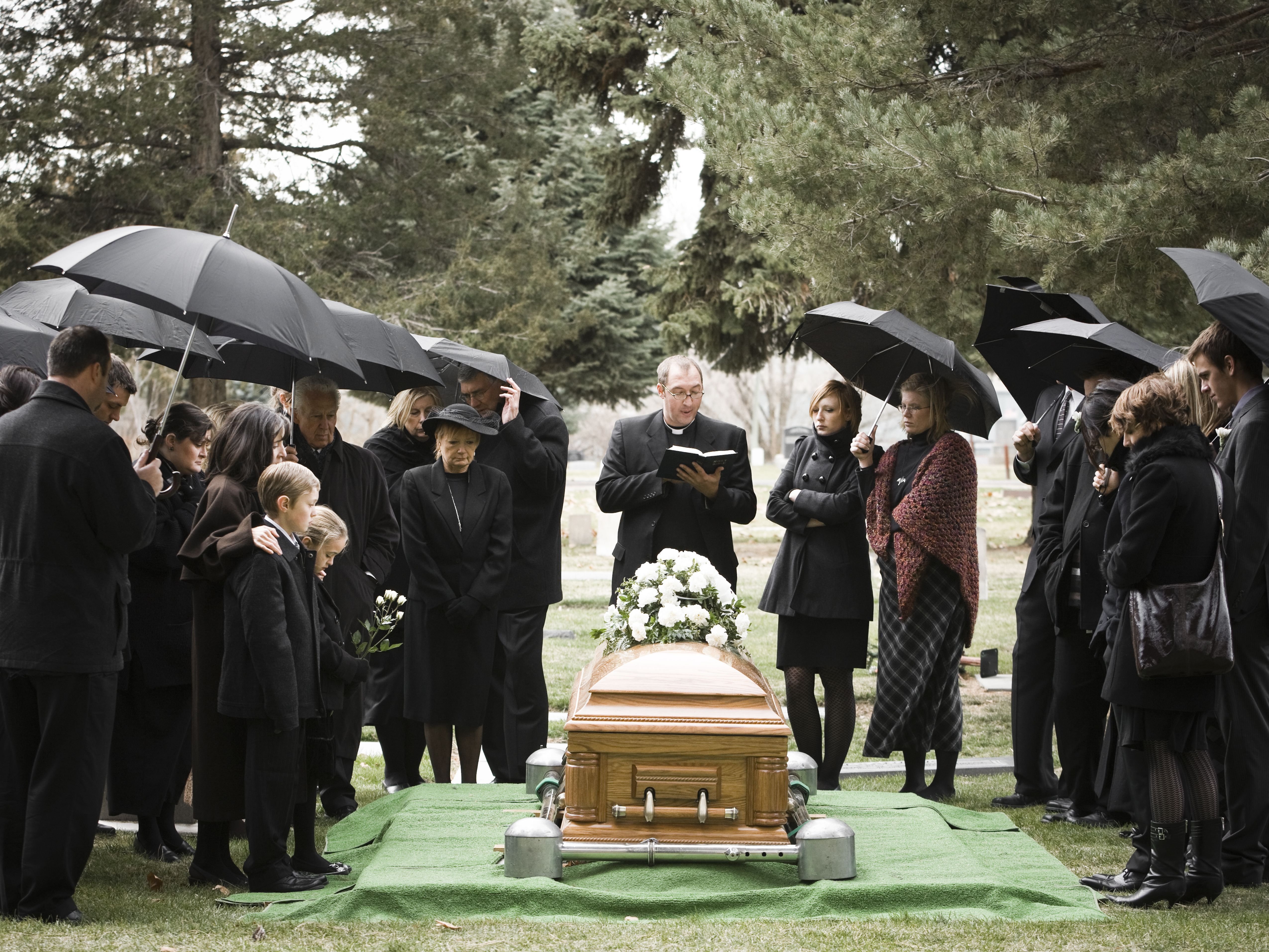 Фото похорон человека. Энтони Мингелла похороны. Джейн Марчевский похороны.