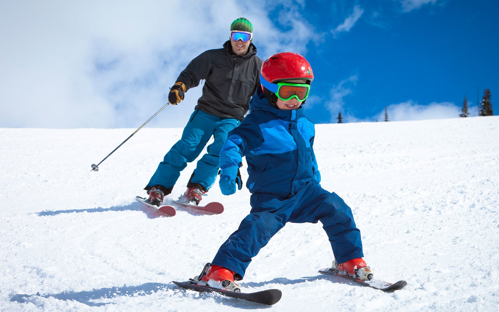 Семья лыжников. Катание на горных лыжах. Дети на лыжах. Лыжный спорт дети. Горнолыжный спорт дети.