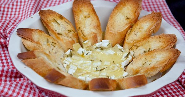 Камамбер сыр с гренками в духовке и чесноком