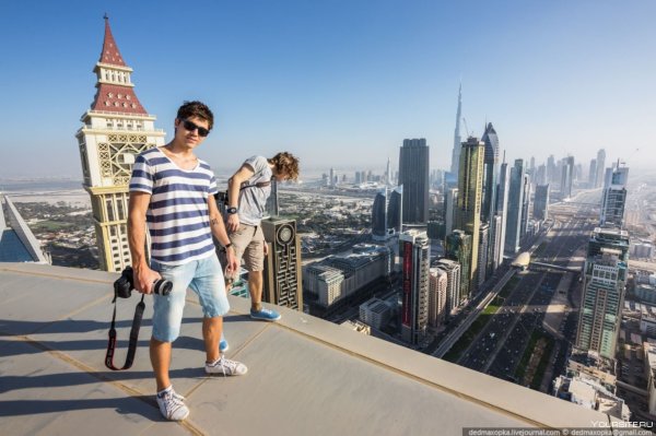 Мужчина на фоне небоскребов