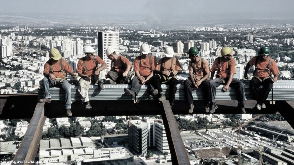 Строители небоскребов в Нью-Йорке на балке