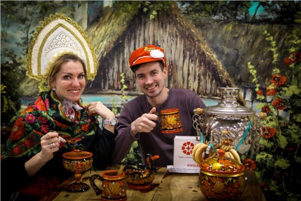 Кухня в русском стиле с самоваром