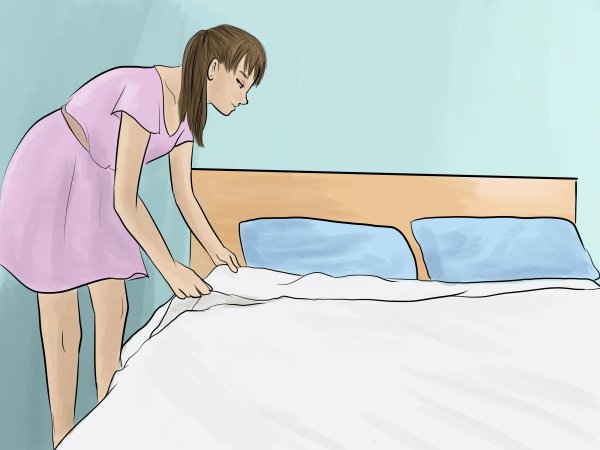 Девушка заправляет кровать