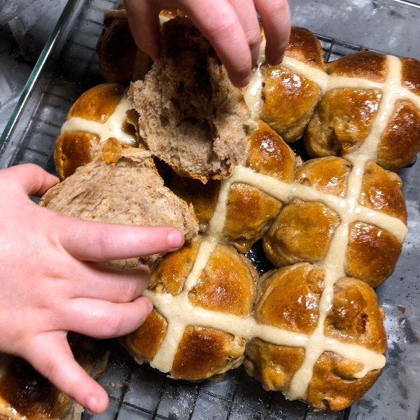 Булочки с изюмом и орехами