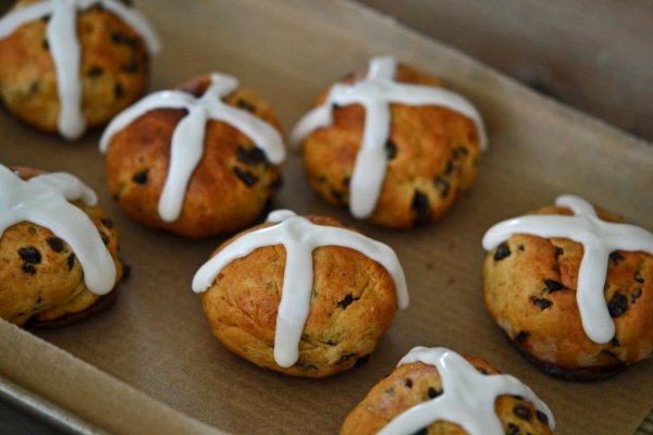 Пасхальные булочки с цукатами