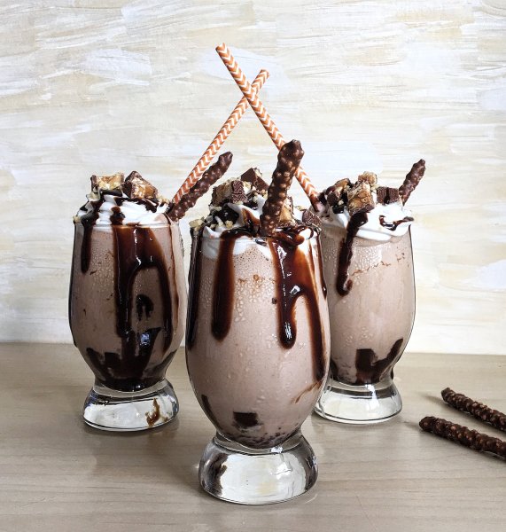 Молочный коктейль Сникерс милкшейк