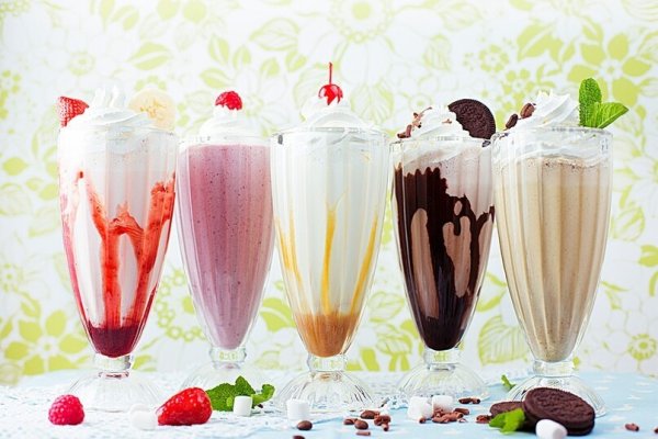 Молочные коктейли ванильный клубничный шоколадный