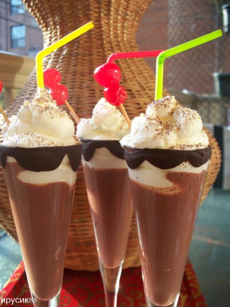 Коктейль со взбитыми сливками